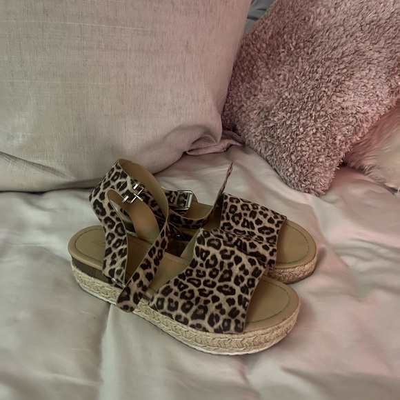 Cheetah print platform sandals bought from Amazon - Picture 3 of 3